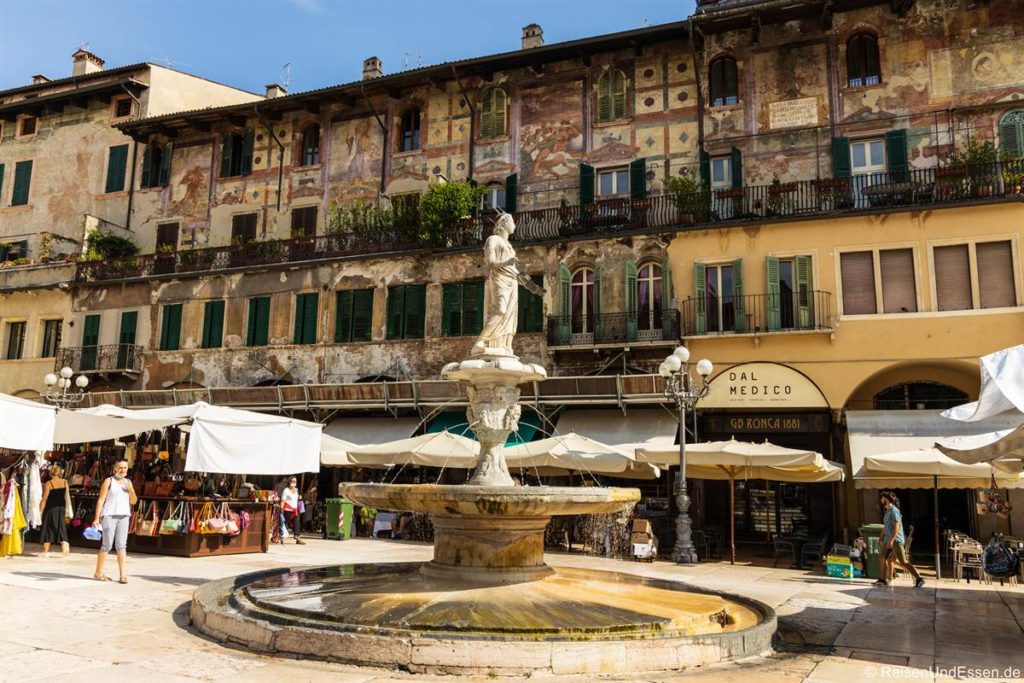 Piazza delle Erbe - Sehenswürdigkeiten in Verona