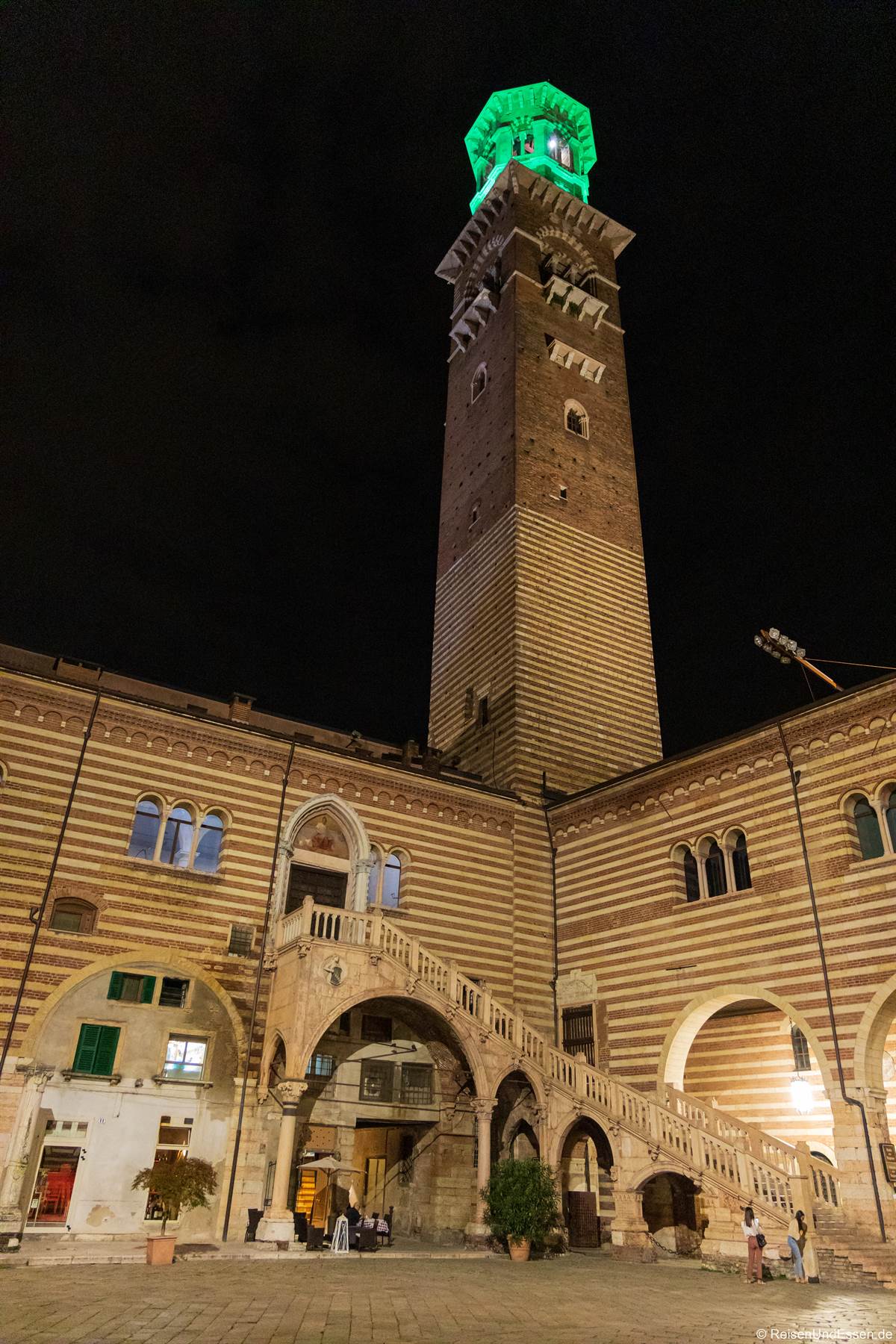 Torre dei Lamberti in Verona bei Nacht