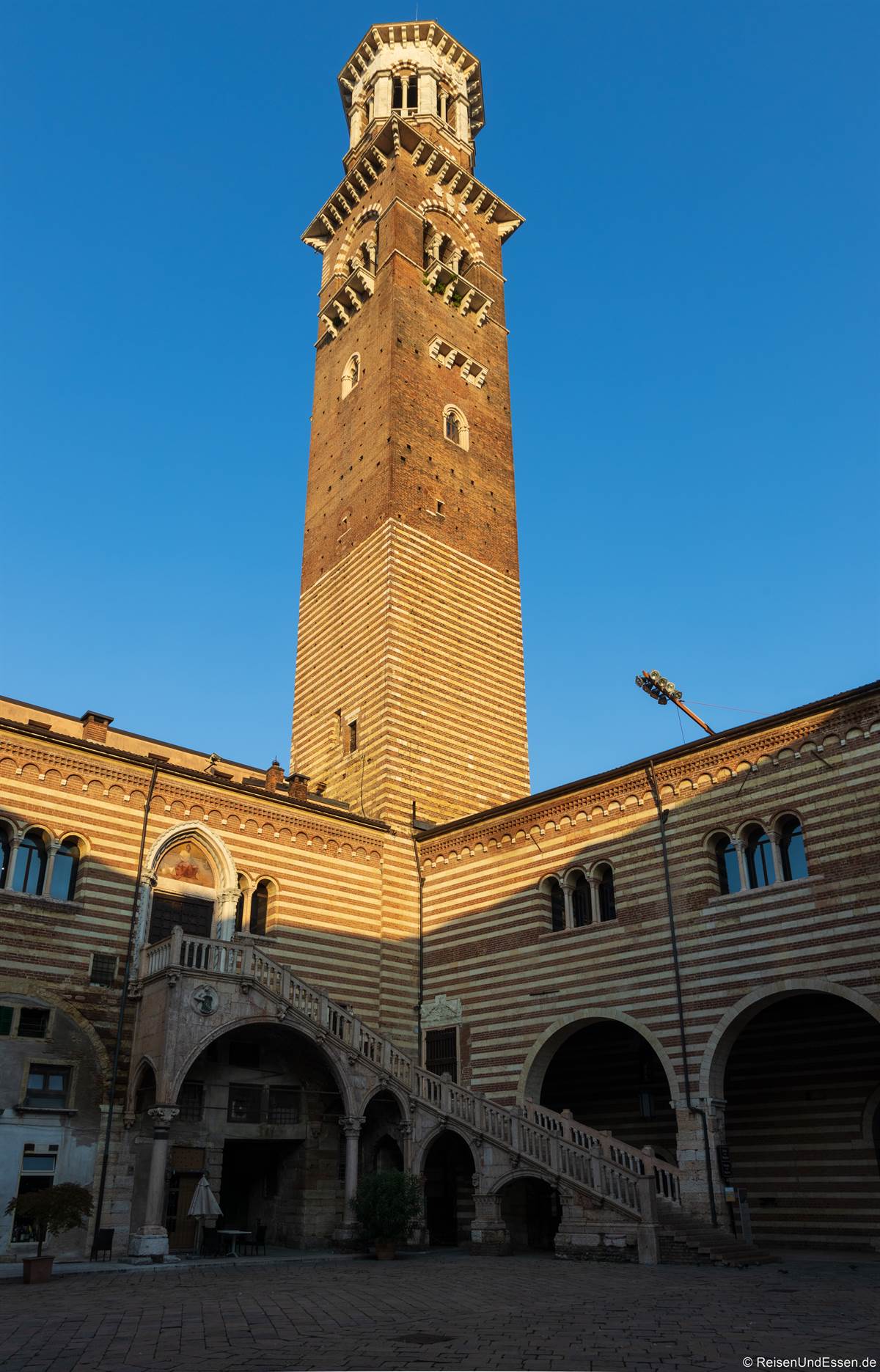Torre dei Lamberti - Sehenswürdigkeiten in Verona