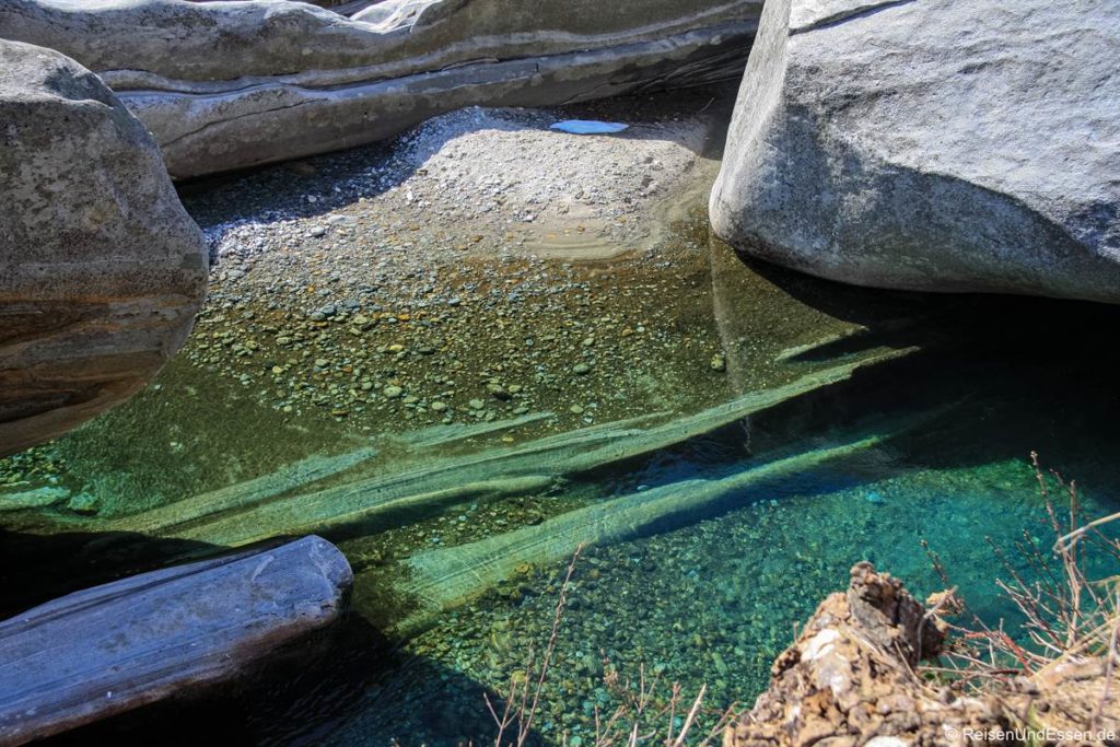 Fluss im Verzascatal mit bizarren Gesteinsformen und Becken