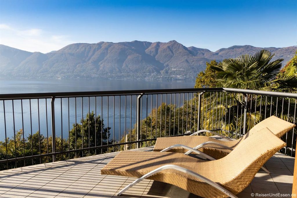 Balkon mit Aussicht in der Ferienwohnung in Luino