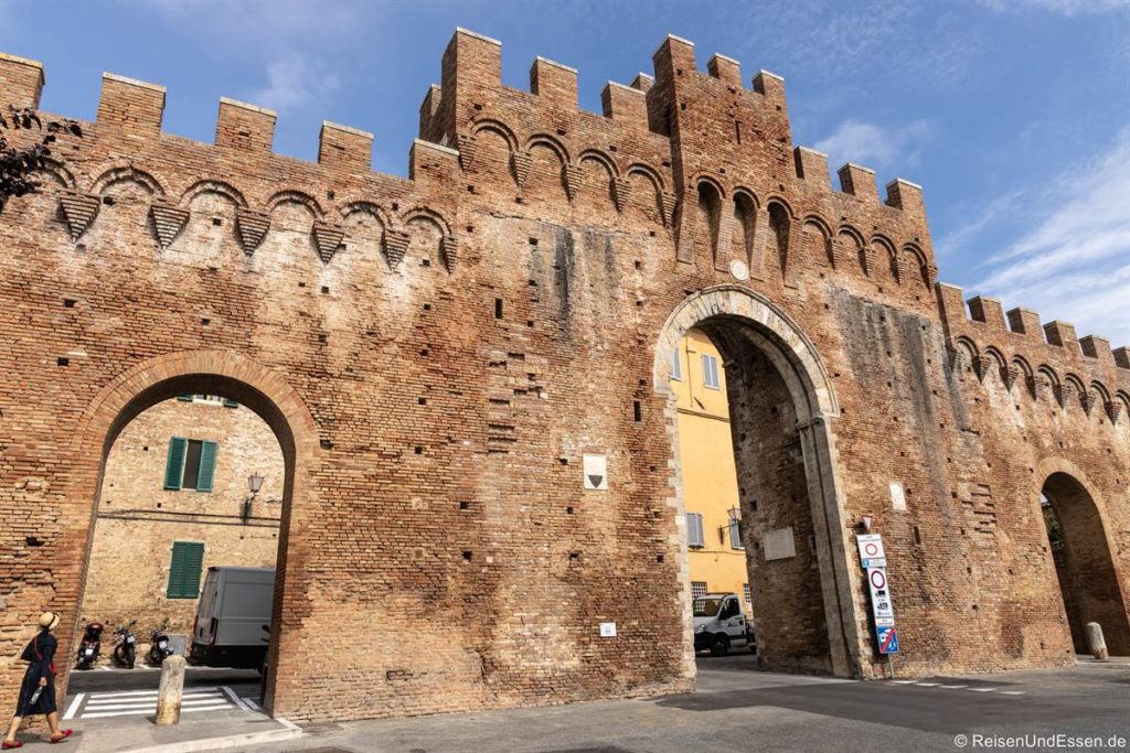 Porta Tufi und Stadtmauer in Siena