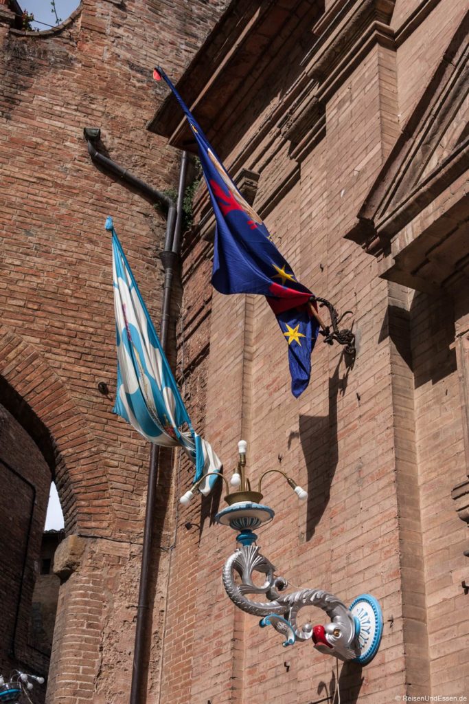 Flaggen in Siena zum Palio