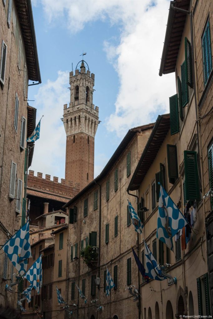 Blick auf den Turm am Piazza del Campo von einer Gasse