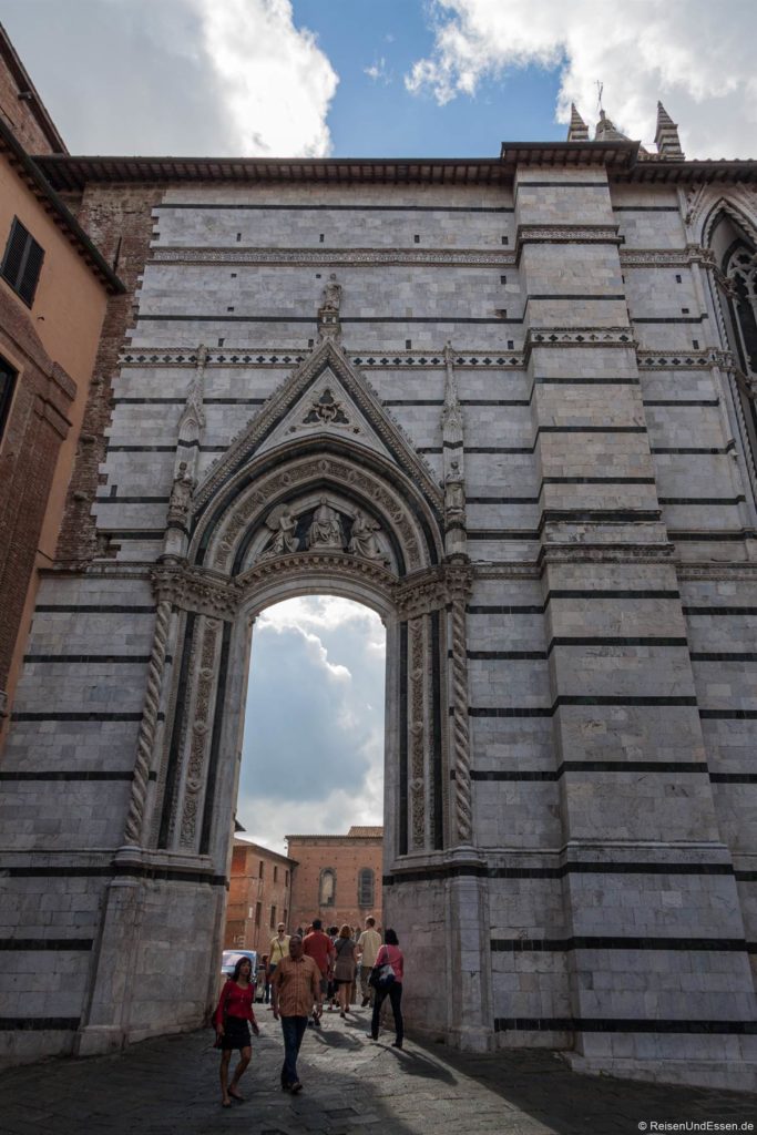 Zugang zur Kathedrale in Siena