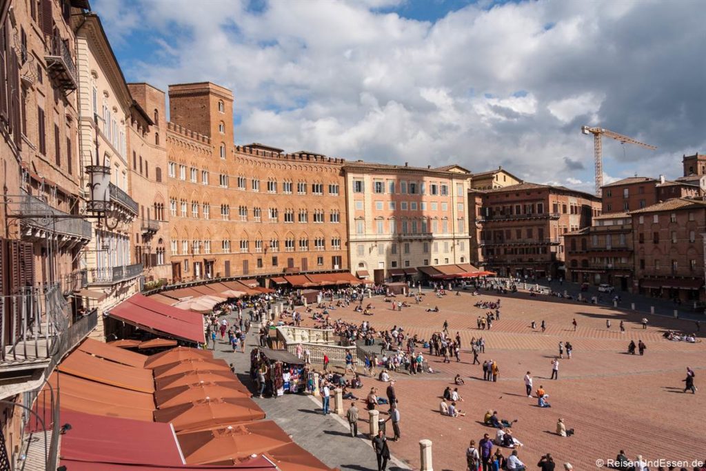 Aussicht auf den Piazza del Campo - Sehenswürdigkeiten in Siena