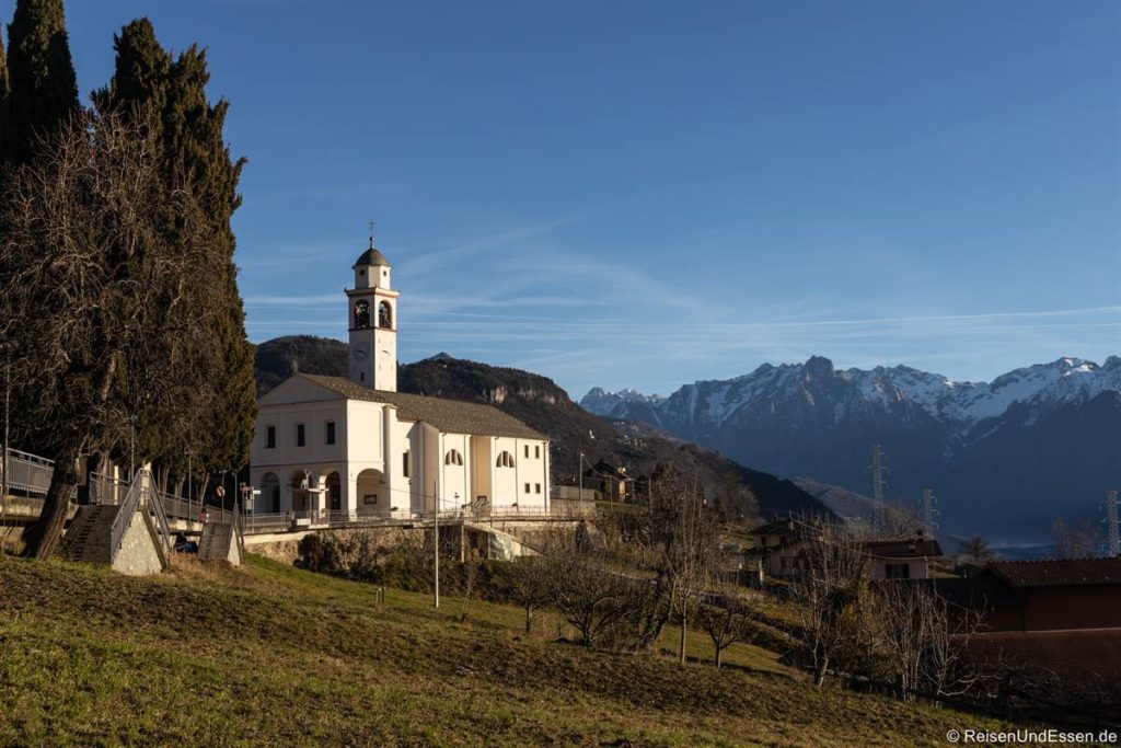 Kirche San Giuliano in Stazzona - Sehenswürdigkeiten am Comer See