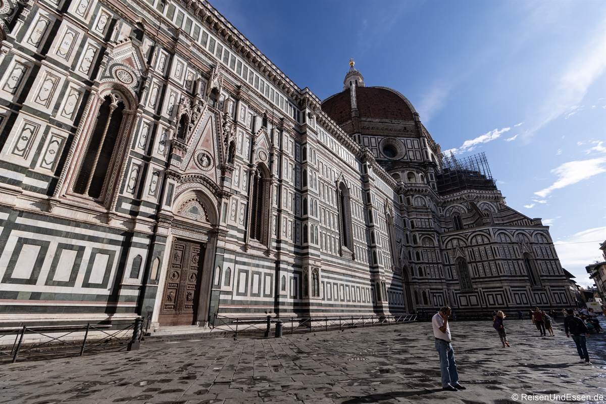 Blick auf die Längsseite des Duomo in Florenz