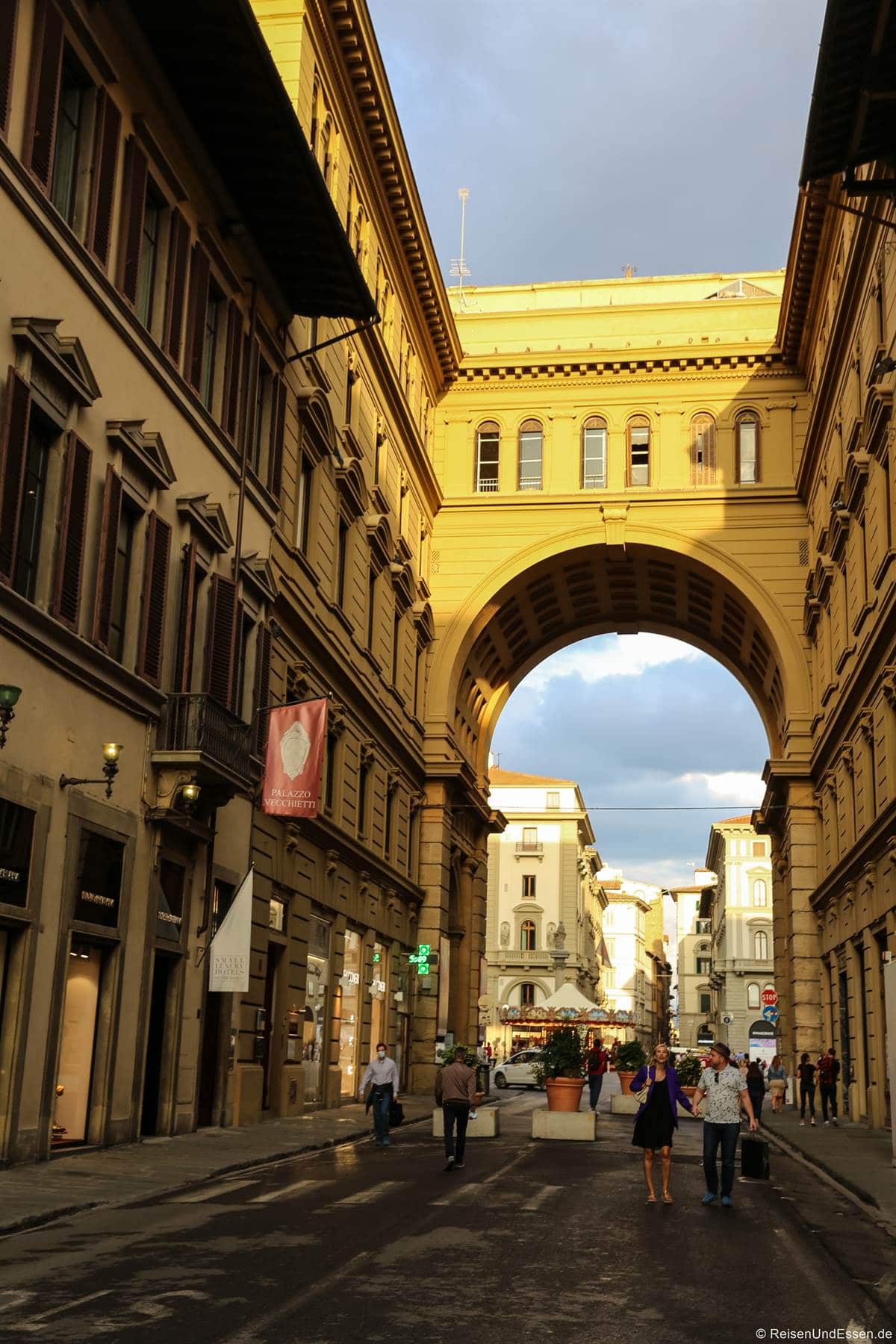 Triumphbogen zu der Piazza della Repubblica in Florenz