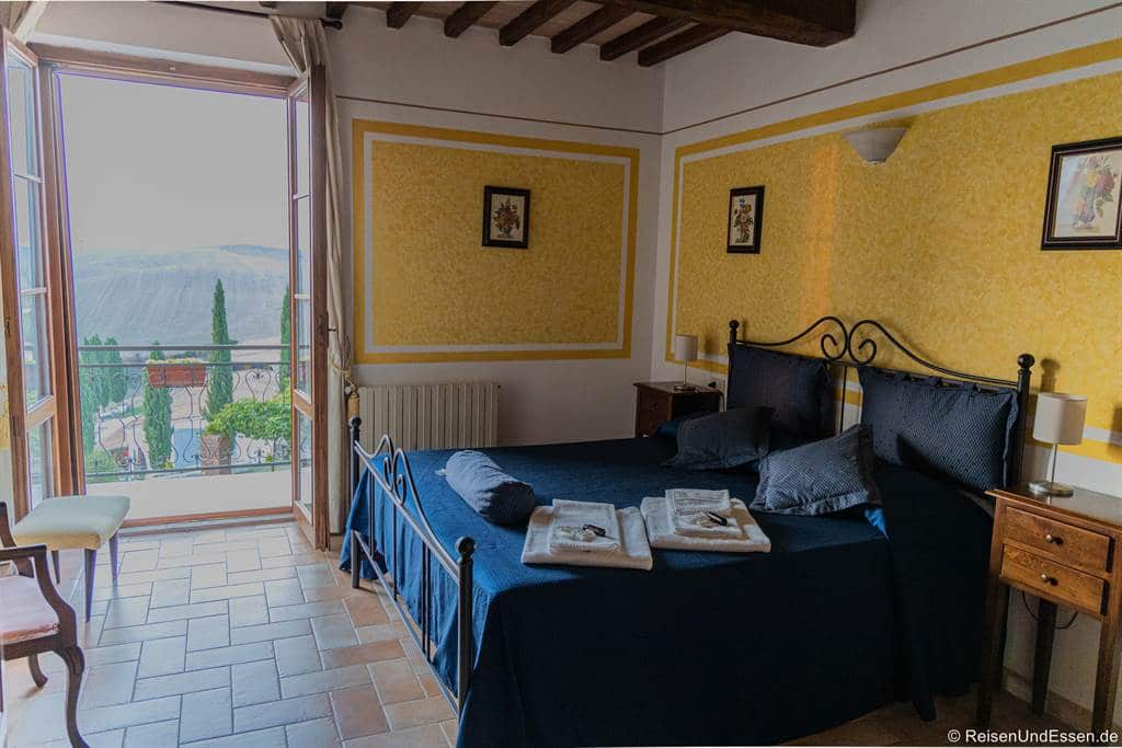 Schlafzimmer und Balkon in der Ferienwohnung im Val d'Orcia