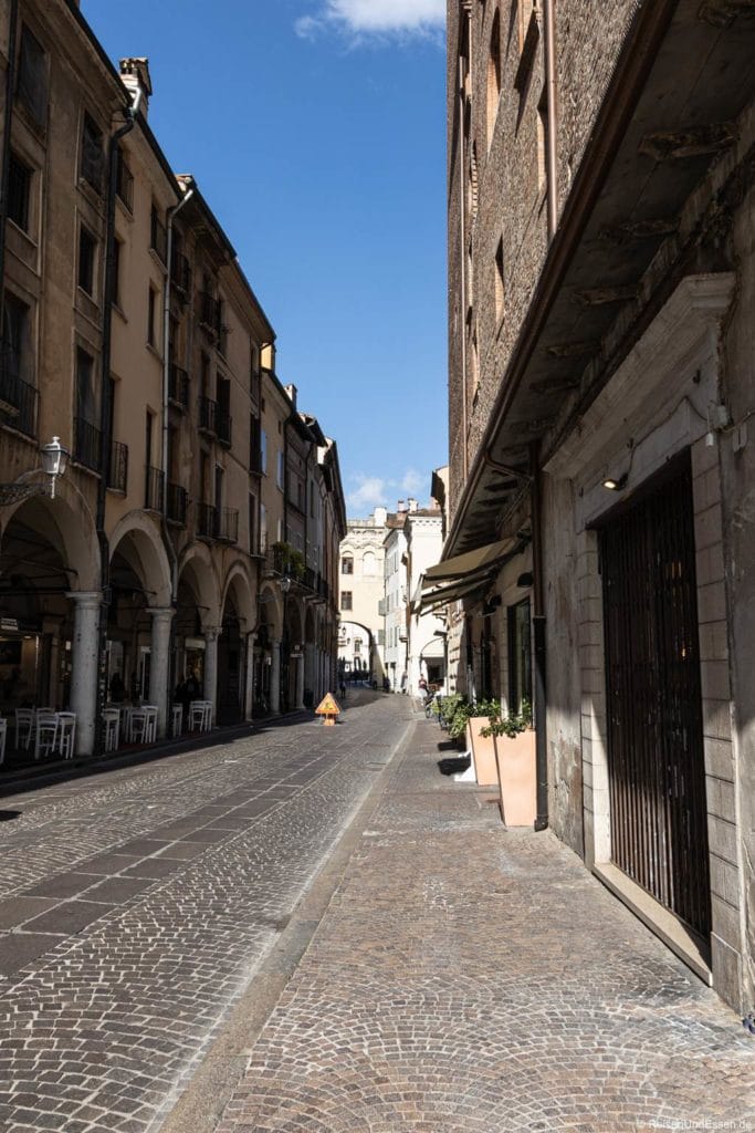 Gasse beim Piazza delle Erbe in Mantova