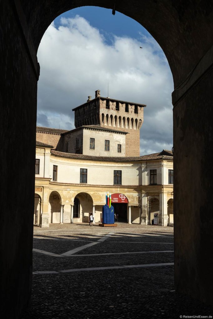 Torbogen zum Schloss in Mantua