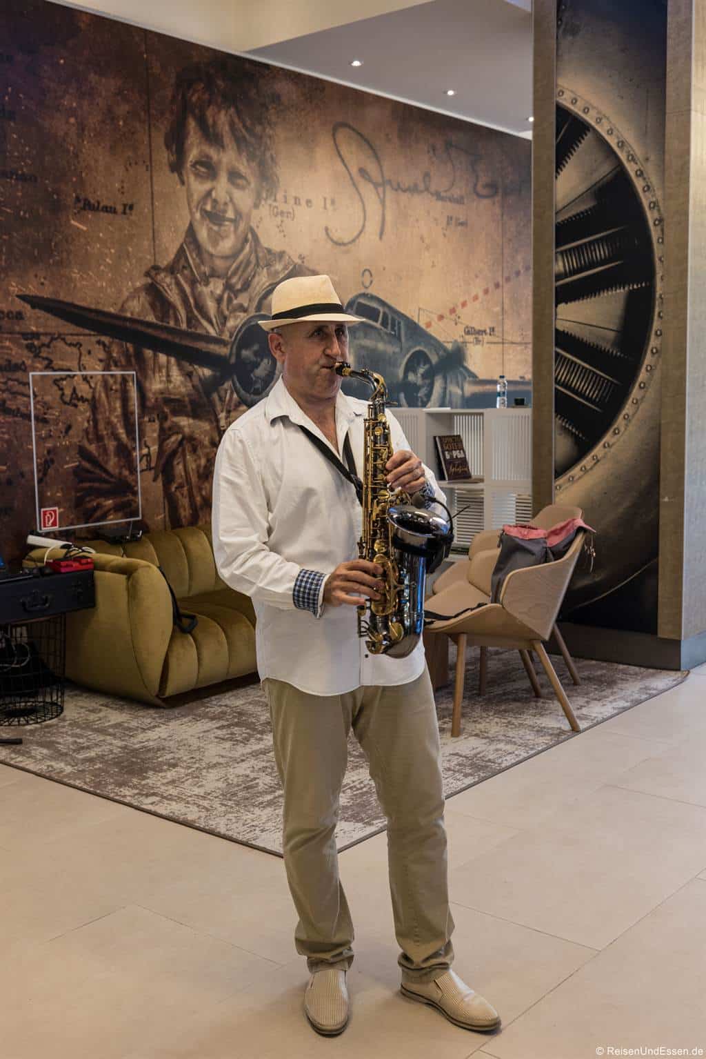 Saxophonist in der Bar im Hotel Amelia