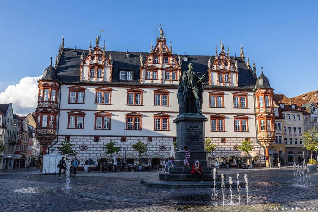 Stadthaus und Statue auf dem Marktplatz in Coburg