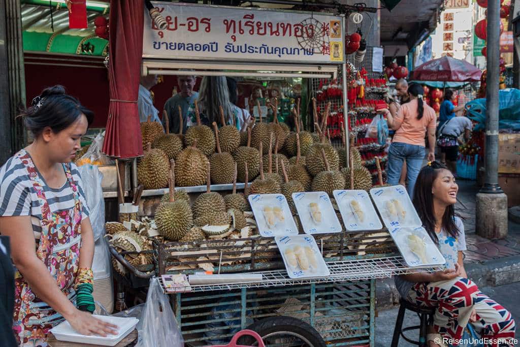 Stand mit Durian in Chinatown in Bangkok