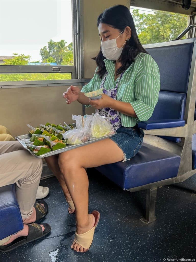 Essen im Zug in Thailand
