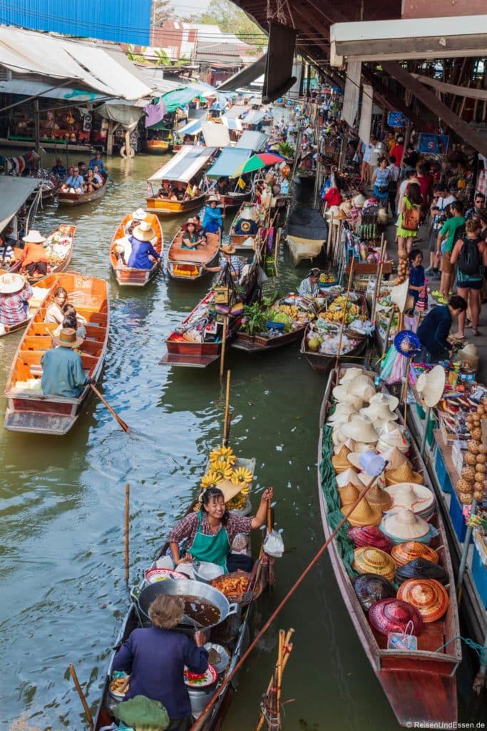 Floating Market Damnoen Saduak in Thailand