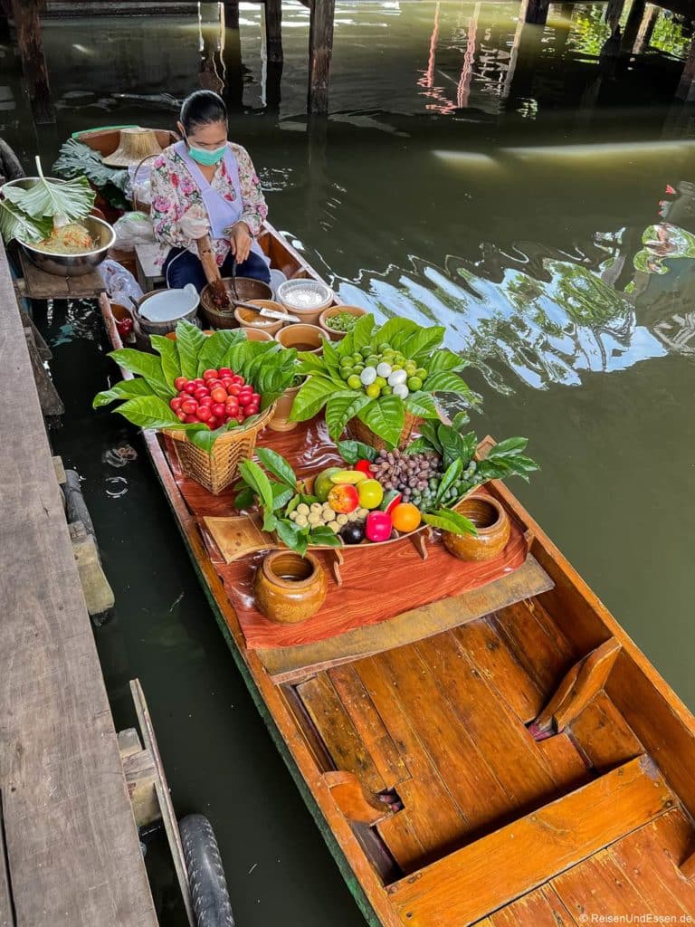 Zubereitung von Som Tam auf dem Floating Market Taling Chan in Bangkok