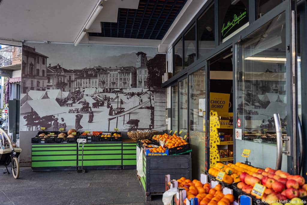 Laden in Locarno mit Bild vom Piazza Grande aus der Vergangenheit