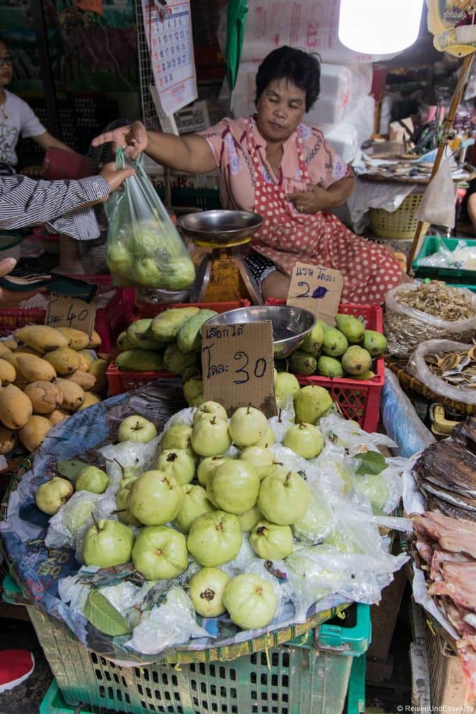Obst auf einem Markt in Bangkok in Thailand