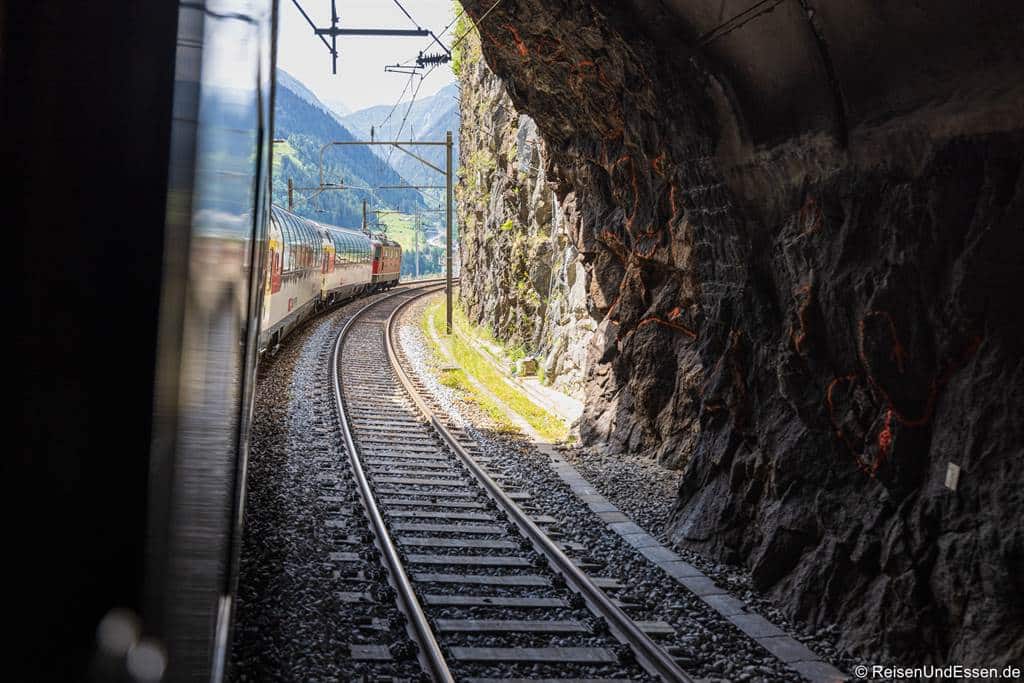 Kehrtunnel auf der Gotthardbahn bei Wassen - Gotthard Panorama Express