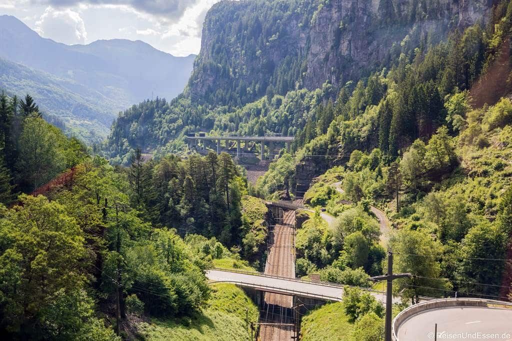 Kehren der Gotthardbahn im Leventina-Tal - Gotthard Panorama Express