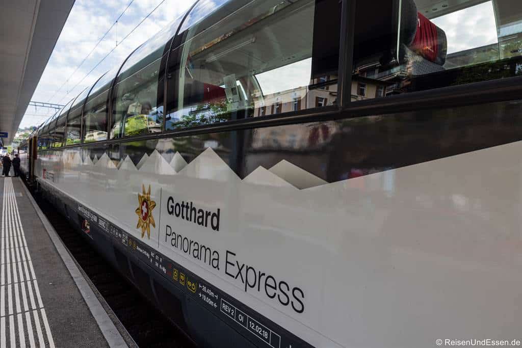 Wagen vom Gotthard Panorama Express am Bahnsteig in Lugano