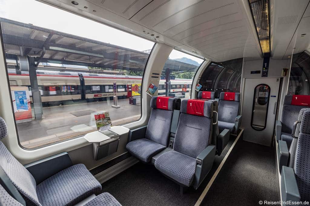 Panorama-Wagen im Zug von Lugano nach Luzern - Gotthard Panorama Express