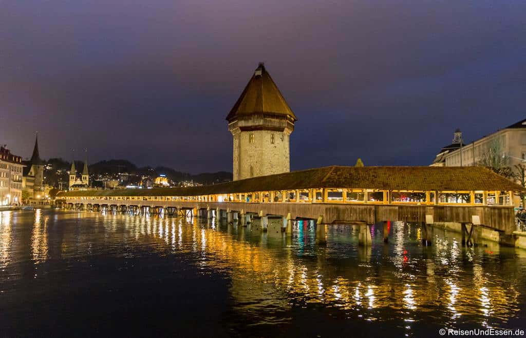 Kapellbrücke in Luzern bei Nacht