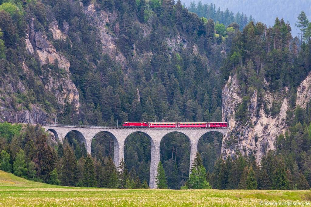 Read more about the article Albulabahn – Über spektakuläre Viadukte und durch düstere Tunnel