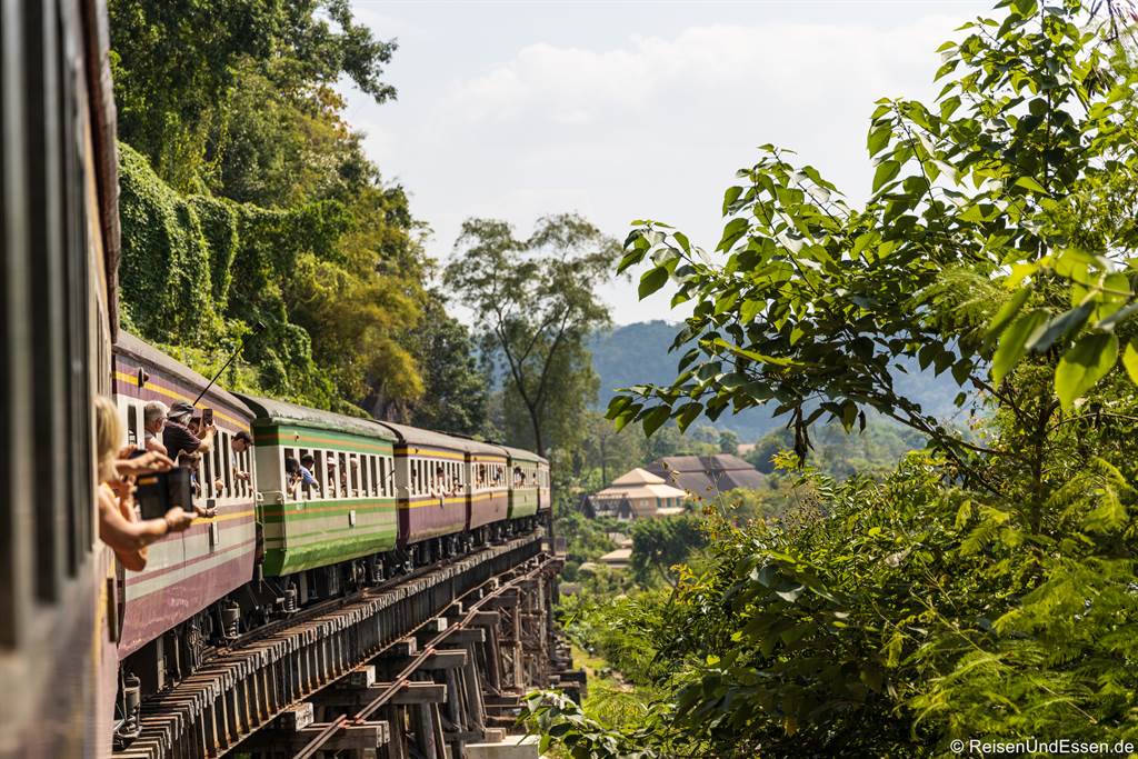 Zug auf der Todesstrecke am River Kwai