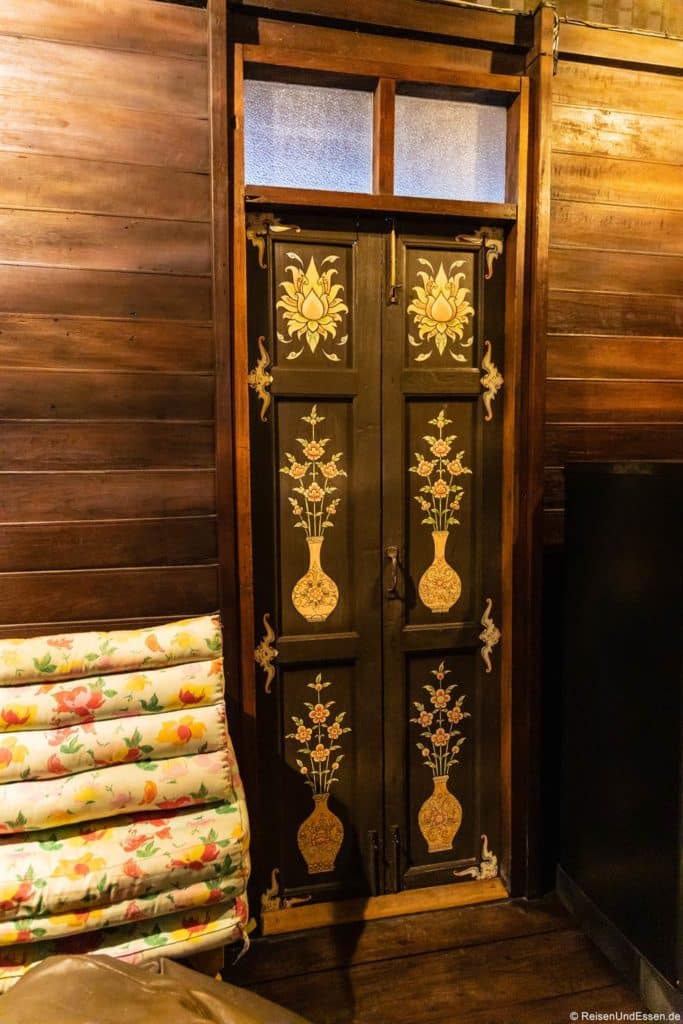 Tür mit Dekorationen im Siamotif Hotel