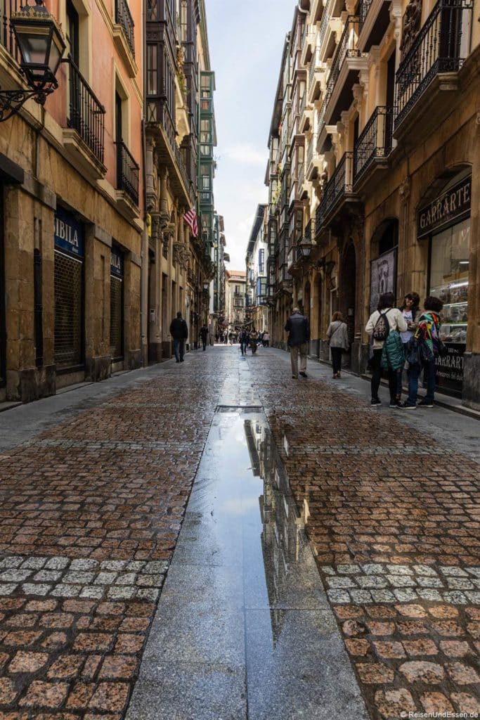 Gasse mit Spiegelung in der Altstadt von Bilbao