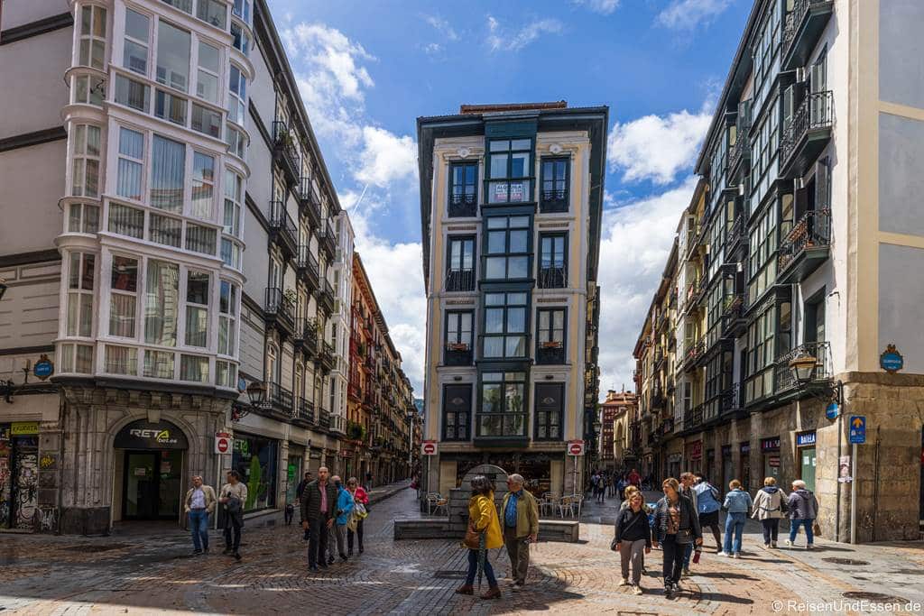 Zwei Gassen in der Altstadt von Bilbao