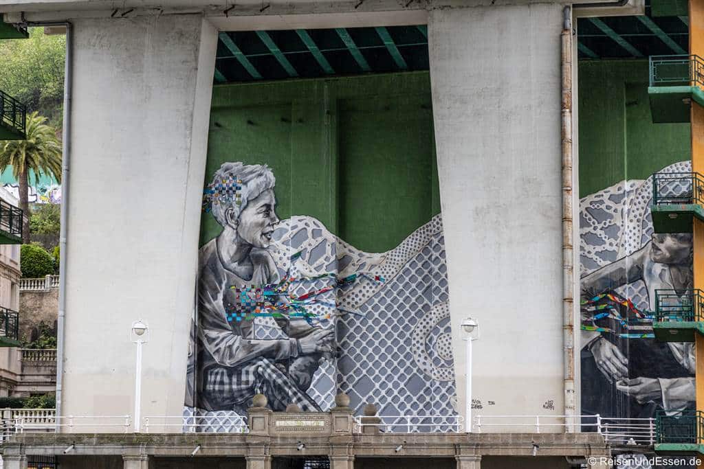 Graffiti an der Brücke beim Guggenheim-Museum