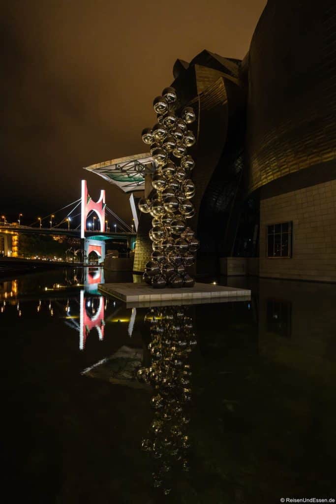 Brücke und Tall Tree & The Eye beim Guggenheim Museum Bilbao