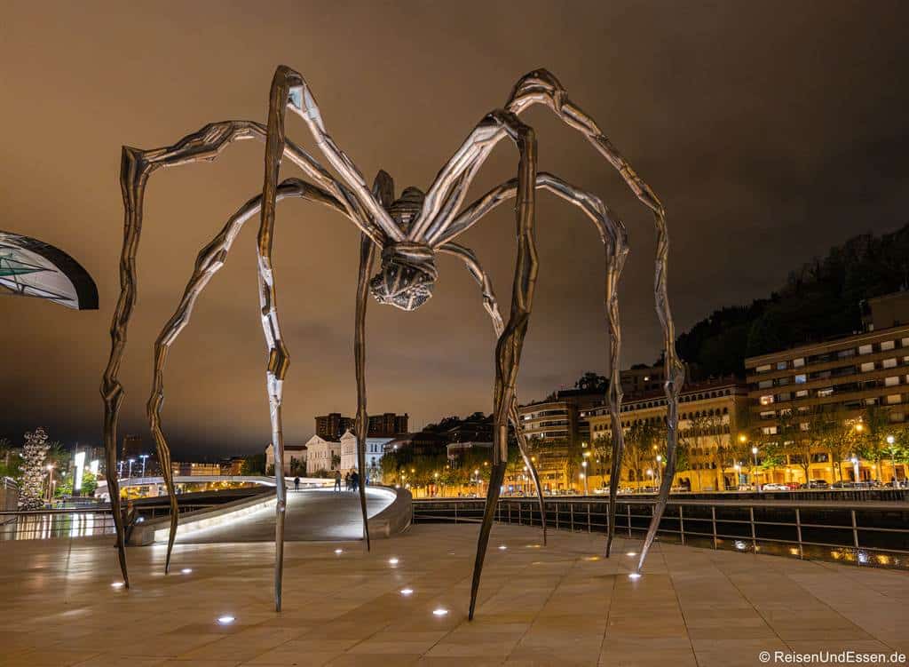 Maman bei Nacht beim Guggenheim Museum Bilbao