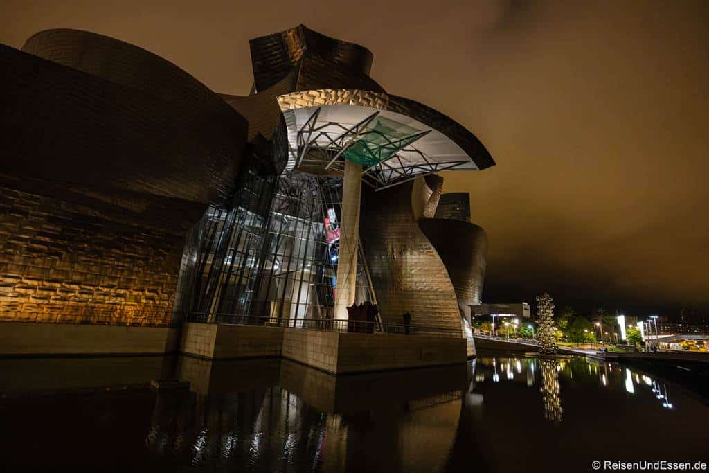 Guggenheim Museum bei Nacht - Sehenswürdigkeiten in Bilbao