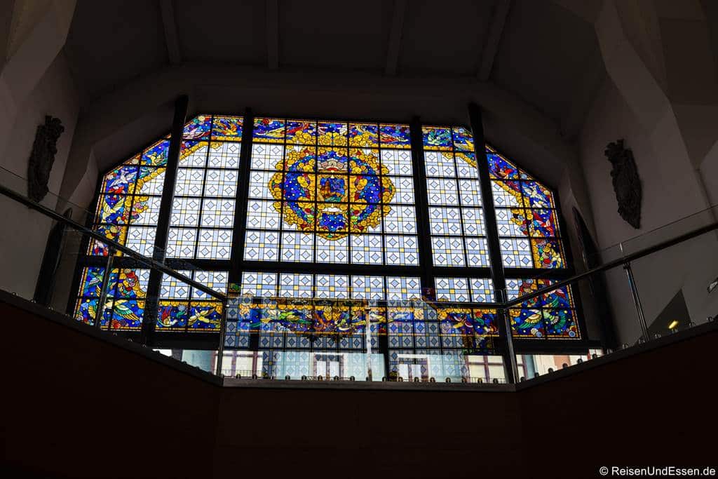 Fenster im Art-deco-Stil in der Markthalle von Bilbao
