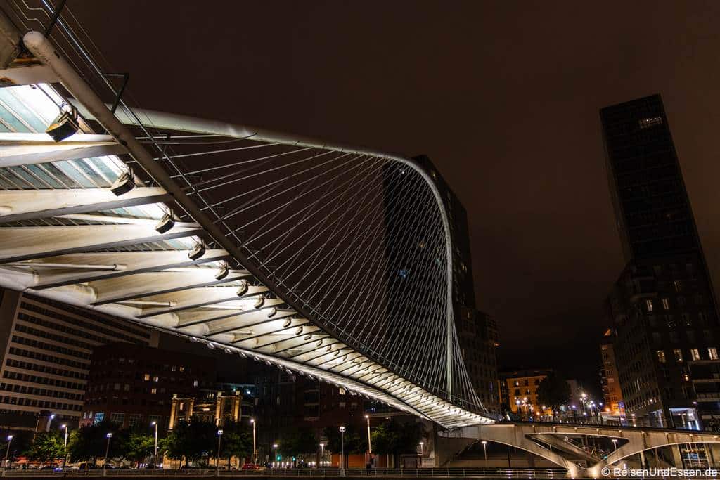 Zubizuri-Fußgängerbrücke in Bilbao bei Nacht
