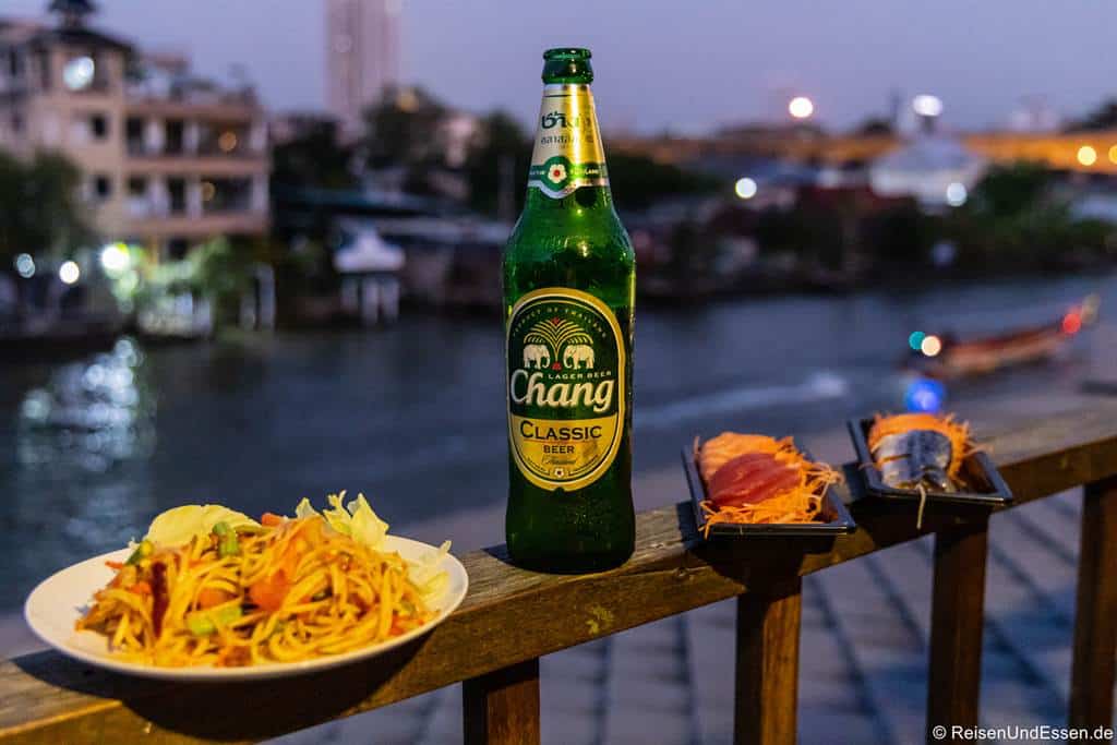 Essen und Bier auf dem Balkon im Zimmer Celadon im Siamotif Hotel