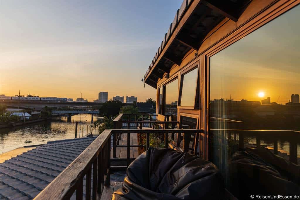 Sonnenuntergang auf dem Balkon vom Zimmer Celadon im Siamotif Hotel