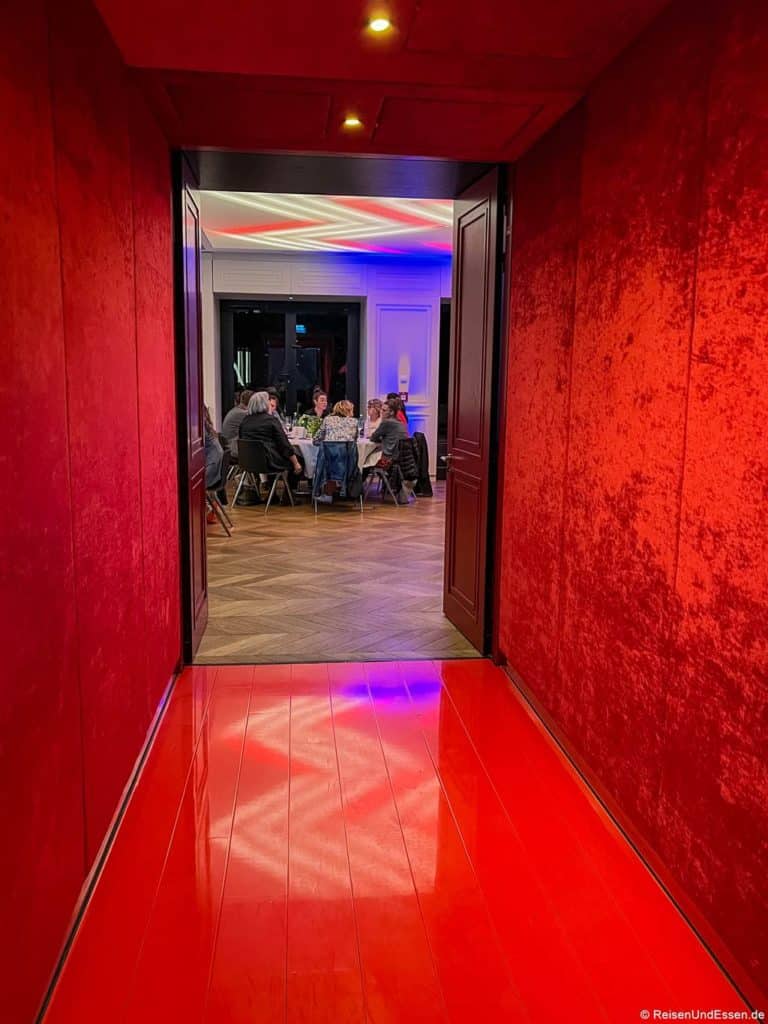 Eingang zum Saal im Roomers in München für das Dinner Sapori Ticino