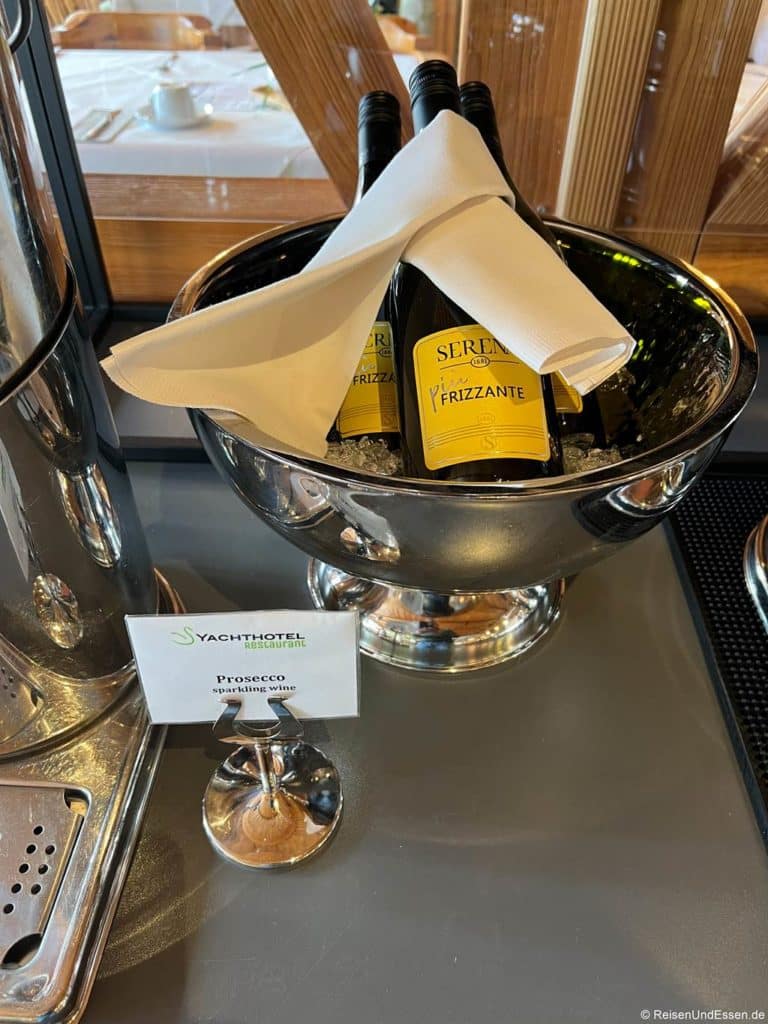 Prosecco zum Frühstück im Yachthotel Chiemsee in Prien