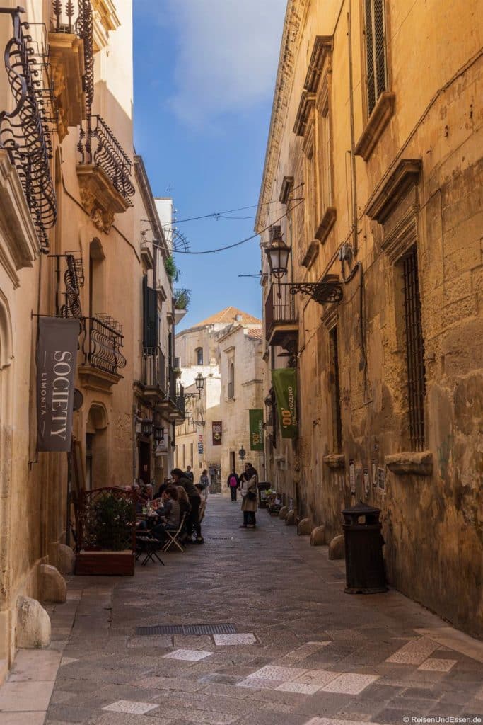 Gasse in Lecce mit dem typischen Farbton der Häuser