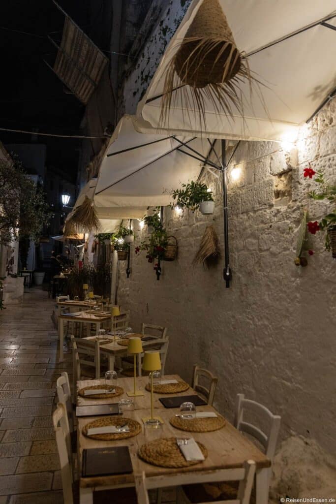 Tische in einer Gasse von einem Restaurant in Ostuni