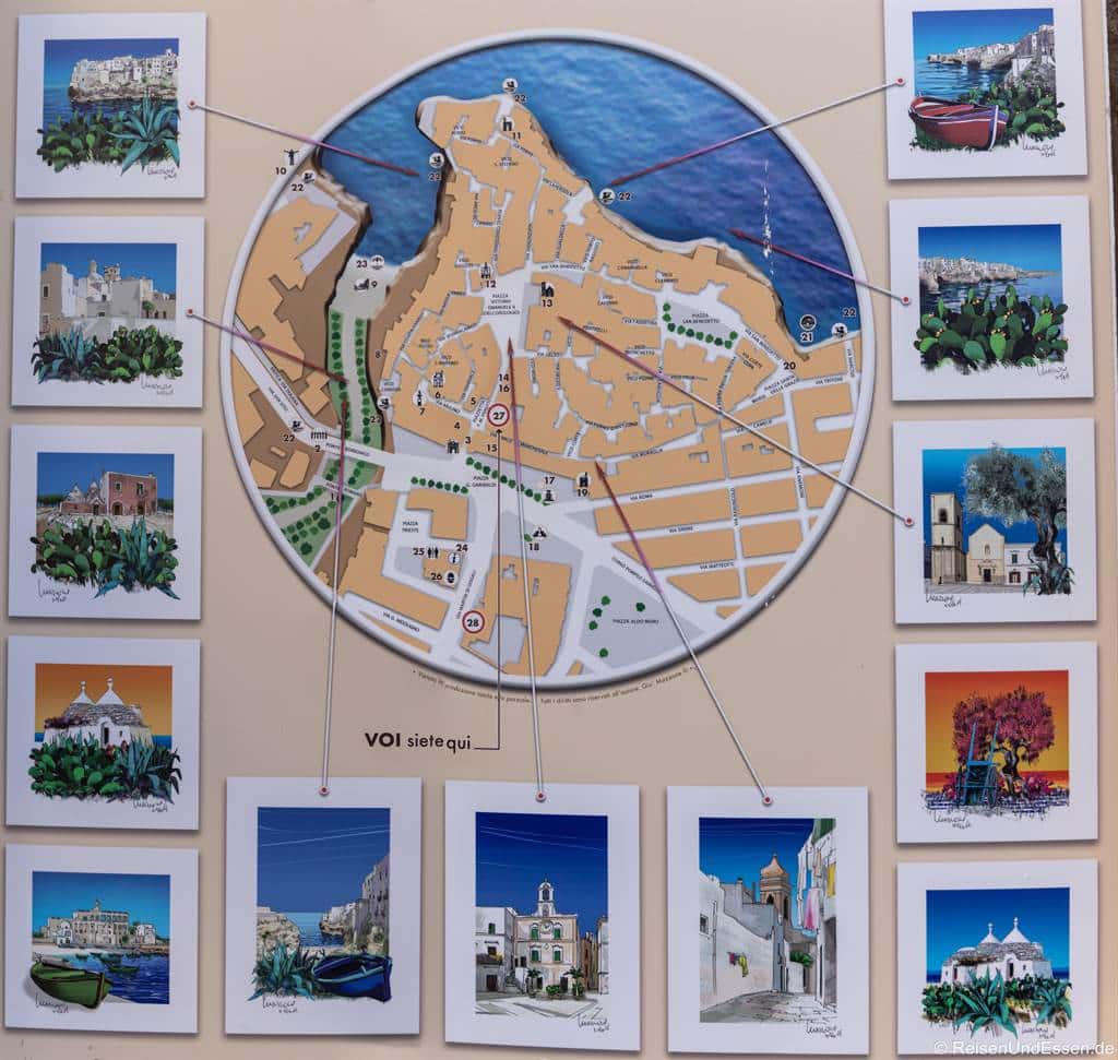 Eine zentrale, kreisförmige Karte von Polignano a Mare ist von 12 Aquarellillustrationen der Sehenswürdigkeiten der Stadt umgeben. Linien verbinden bestimmte Orte auf der Karte mit den entsprechenden Gemälden, und am unteren Rand befindet sich ein Sie befinden sich hier-Verweis.